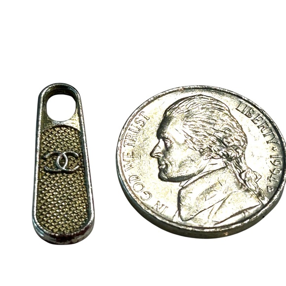 Zipper pull  from vintage bag, add to necklace or for zipper replacement - Picture 3 of 3